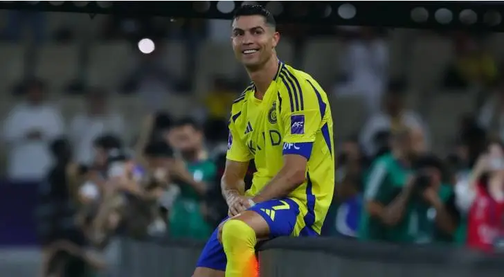"رونالدو يمدد مع النصر حتى 2027: القائد التاريخي يكتب فصلاً جديدًا"