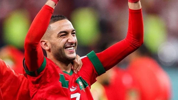 أعلن نادي الوداد الرياضي المغربي، الجمعة، تعاقده مع الدولي حكيم زياش، لاعب تشيلسي وغالاطة سراي السابق، في صفقة انتقال حر، بعد انتهاء تعاقده مع الدحيل القطري نهاية مايو الماضي.