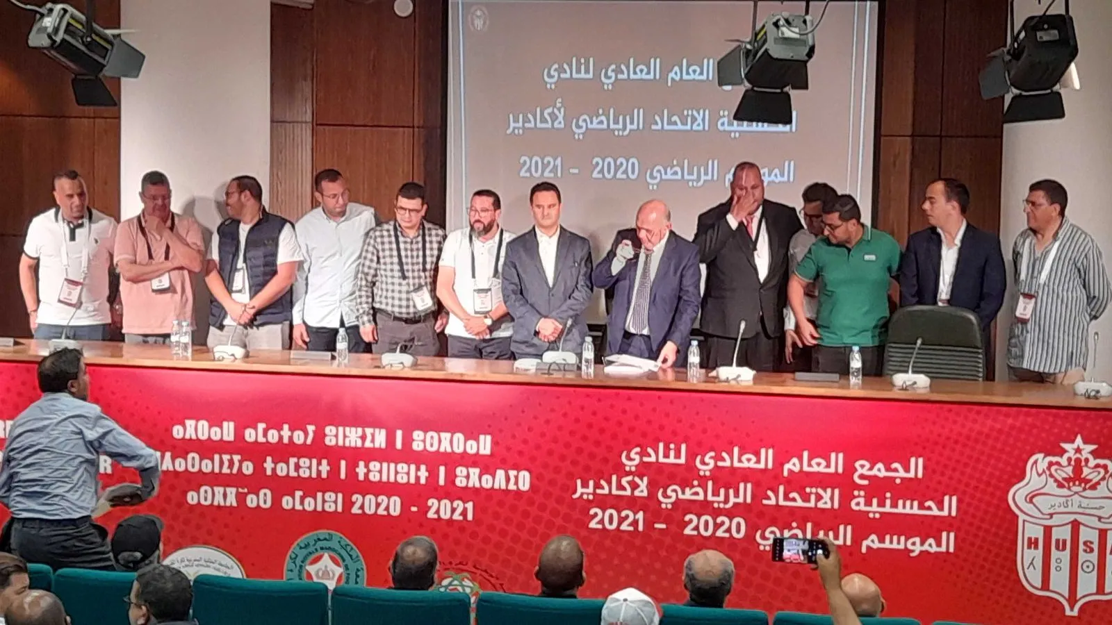 محاولات لنسف الاستقرار الإداري داخل حسنية أكادير.. جهات سياسية تُغذّي التوتر وتستعمل بعض الجماهير لتصفية الحسابات